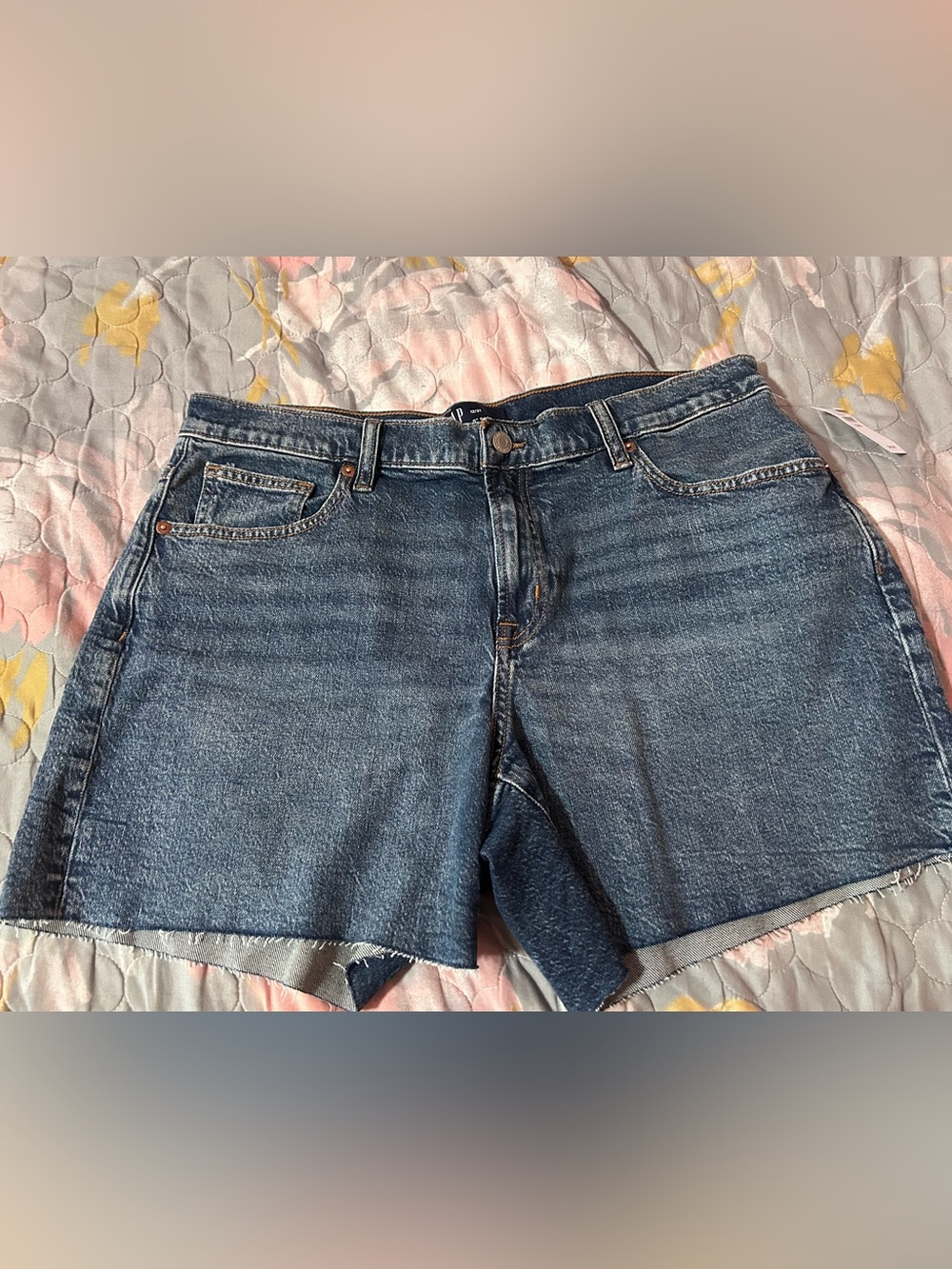 GAP Denim 5 in. shorts women’s size 12/31 NWT